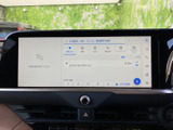 大型ディスプレイにより、ナビゲーションやオーディオ操作がより快適に行えます。運転をサポートする様々な機能が搭載されています。