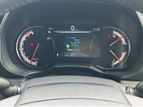 視認性の高いメーター類により、運転に必要な情報をスムーズに把握できます。洗練されたデザインも特徴的で、運転に集中できる空間を実現しています。