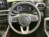 握りやすいステアリングは、運転操作をスムーズにします。オーディオやハンズフリー通話のスイッチも操作しやすい位置に配置。