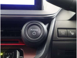 【スマートキー】を車の中に持ち込んでブレーキを踏みボタンを押すとだけでエンジンスタート!キーを取り出し刺したり・回したりが無くとても便利です☆
