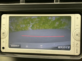 後方確認をサポートするモニターで、安全な運転を支援。狭い道や駐車時の不安を軽減し、より安心して運転できます。