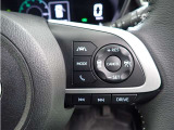 ステアリングスイッチ右側 LKCスイッチ、電話スイッチ、全車速追従機能付ACC操作スイッチ、オーディオ操作スイッチ、ドライブモード切替ステアリングスイッチ。 前方から目を離すことなく操作できます!