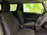 運転席は、操作性に優れたシンプルなデザイン。視界も広く、快適なドライビングをサポートします。座り心地の良いシートで長距離運転も楽々です。