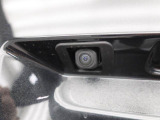 後退時に車両の後ろ側をモニター画面に表示します。車庫入れなどでバックする際に後方確認ができて便利です。車庫入れが苦手な人もこれで安心。