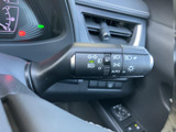 操作しやすい位置に配置されたウインカーレバー。確実な操作感で、安全な車線変更をサポートします。オート機能も便利です。