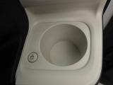ホットドリンクをちょうどいい温度でキープしてくれる保温機能付きのホッとカップホルダー(前席)。ほっこり快適にドライブをサポート。