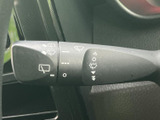 雨天時でもクリアな視界を確保。運転状況に合わせて、ワイパーの作動を調整できます。安全なドライブをサポートする機能です。快適な運転をサポートします。