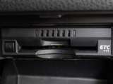 コンソール内一体型のビルトインETC装備!見た目の部分も良いですが、ETCカードの盗難防止になる設置箇所です!料金所の渋滞回避!時間帯・日によって料金の軽減を受けられます!ストレス知らずのドライブ!