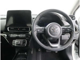 ☆シンプルながら機能性あふれる運転席周りです。 使いやすいスイッチ類の配置によりとても運転しやすいですよ。