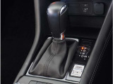 【シフトレバー】シフトもとても操作しやすいデザインになっております。運転する人の事を第一に考えた操作性の高い仕様です。
