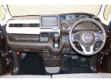 操作性に優れた運転席となります!小物入れや各ボタンの配置にこだわり、使いやすいです!座り心地もよく視認性も良好なのでロングドライブもお任せ下さい!