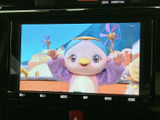 停車中には、テレビや動画をお楽しみいただけます。長距離移動のお供に最適です。休憩時間も充実した時間を過ごせますね。