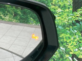 【ブラインドスポットモニター】走行中、ドアミラーの死角になりやすい箇所に後続車が接近するとサイドミラーのレンズに警告を表示!ドライバーに注意喚起をしてくれます。