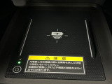 【ワイヤレス充電】車のワイヤレス充電は、スマートフォンを充電パッドに置くだけで簡単に充電できる便利な機能です。ケーブルが不要なので車内がすっきりし、運転中でも安全に使えます。