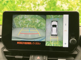 駐車時の不安を軽減するバックモニター。ガイドライン表示で、狭い場所でもスムーズな駐車をサポートします。