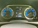 視認性の高いメーターで、運転に必要な情報を的確に把握できます。デジタル表示を採用し、より分かりやすいデザインにしています。運転状況を常に把握できます。
