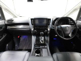 上質で落ち着いた印象のインパネ。視界も広々で運転しやすいです。