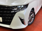 【LEDヘッドライト】悪天候や夜間走行時も良好な視界を確保し安心して運転できる高輝度LEDヘッドライトを装備!点灯速度が早く、消費電力も抑えられています。