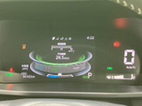 視認性の高いメーターで、運転に必要な情報をしっかり把握できます。燃費や走行距離など、様々なデータを確認できます。