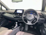 上質で落ち着いた印象のインパネ。視界も広々で運転しやすいです。