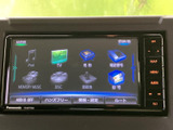 多彩な機能を一台に集約。オーディオや各種設定を直感的に操作できます。普段使いからロングドライブまで、快適なカーライフをサポートします。
