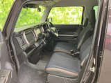 運転しやすい配置の操作系で、安全運転をサポートします。広々とした室内空間で、快適なドライブをお楽しみください。