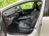 運転席からの視界は広く、運転操作もスムーズに行えます。快適なドライビングをサポートする設計です。上質な内装も魅力です。