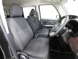 ゆったり室内で運転もしやすいです♪使い勝手の良い配置も考えられています!!