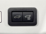 【パワーバックドア】スマートキーや運転席のボタンを押すだけでリアゲートが自動で開閉します!荷物を持っている時や、高い位置にあるバックドアを閉める際に便利な機能です♪