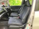 運転しやすい運転席周りのレイアウト。操作系も直感的に理解でき、スムーズな運転をサポートします。快適なドライブをお楽しみください。