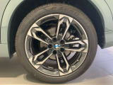 BMWの純正アロイホイールは軽量かつ強度にも優れているホイールで走行性能を引き上げる設計になっております。足元にもBMWは妥協がなくこだわっている個所になります。