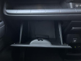 【グローブボックス】大容量のグローブボックスです!!車検証ケース他、日頃使う小物類の収納スペースもたくさんあります!