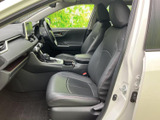 上質な素材が使用された内装は、洗練された雰囲気を醸し出します。運転に集中できる、快適な空間をご提供します。心地よいドライブを。