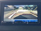 狭い場所での駐車も安心なバックモニター。後方の状況をクリアに映し出し、安全な運転をサポートします。ガイドライン表示も便利です。
