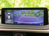 バック時の視界を広げ、安全な駐車をサポートします。ガイドライン表示で、狭い場所でもスムーズに駐車できます。
