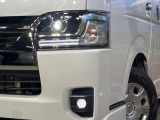 【LEDヘッドライト】悪天候や夜間走行時も良好な視界を確保し安心して運転できる高輝度LEDヘッドライトを装備!点灯速度が早く、消費電力も抑えられています。
