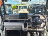 操作性に優れた運転席となります!小物入れや各ボタンの配置にこだわり、使いやすいです!座り心地もよく視認性も良好なのでロングドライブもお任せ下さい!