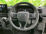 握りやすい形状で操作性の高いステアリング。運転姿勢に合わせた自然なハンドリングを実現し、長距離運転でも疲れにくい設計となっています。