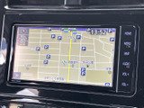 鮮明な地図表示で、目的地までの道順をひと目で確認できます。渋滞情報もリアルタイムで表示され、スムーズな移動を支援します。