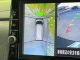 車両後方の状況を画面で確認できるので、安全な駐車をサポートします。狭い場所でもスムーズに駐車できます。