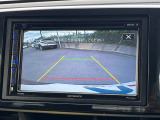 【バックカメラ】駐車時に後方がリアルタイム映像で確認できます。大型商業施設や立体駐車場での駐車時や、夜間のバック時に大活躍!運転スキルに関わらず、今や必須となった装備のひとつです!