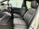運転しやすい運転席周りのレイアウト。操作しやすい位置にスイッチ類が配置されており、安全運転をサポートします。