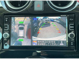 車両を上から見ているようなアラウンドビューモニターの映像をナビゲーション画面に映し出してくれるので、小さなお子様や障害物を確認できます。運転のしやすさはもちろん、事故防止にも役立ちます!