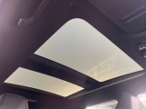 【調光パノラマルーフ】車内の解放感が一気に上がる大型パノラマルーフに調光機能がプラス!日差しが強い時、シェードを閉めなくてもガラスの透明度を調整することで心地よい明るさに♪