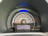 視認性の高いメーター類で、運転に必要な情報を的確に把握できます。落ち着いたデザインが、運転に集中できる空間を演出します。