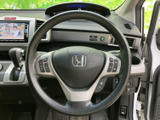 握りやすい形状で、運転操作をサポートします。オーディオや通話機能など、便利なスイッチ類も装備されています。