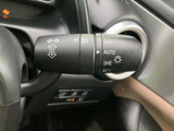 雨天時でもクリアな視界を確保できるワイパーレバー。雨の量に合わせて調整でき、運転の安全性を高めます。