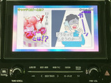 後部座席では、停車中にTVや映像を楽しむことができます。長距離移動も退屈させません。(※安全のため、運転中の視聴は絶対にしないでください。)。
