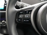 ハンドルにオーディオ操作用スイッチを備え、手を放さずに操作可能。安全性と利便性を両立しています。