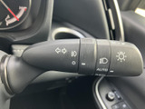 操作しやすい位置に配置されたウインカーレバー。スムーズな操作で、安全な車線変更をサポートします。運転の信頼性が高まります。